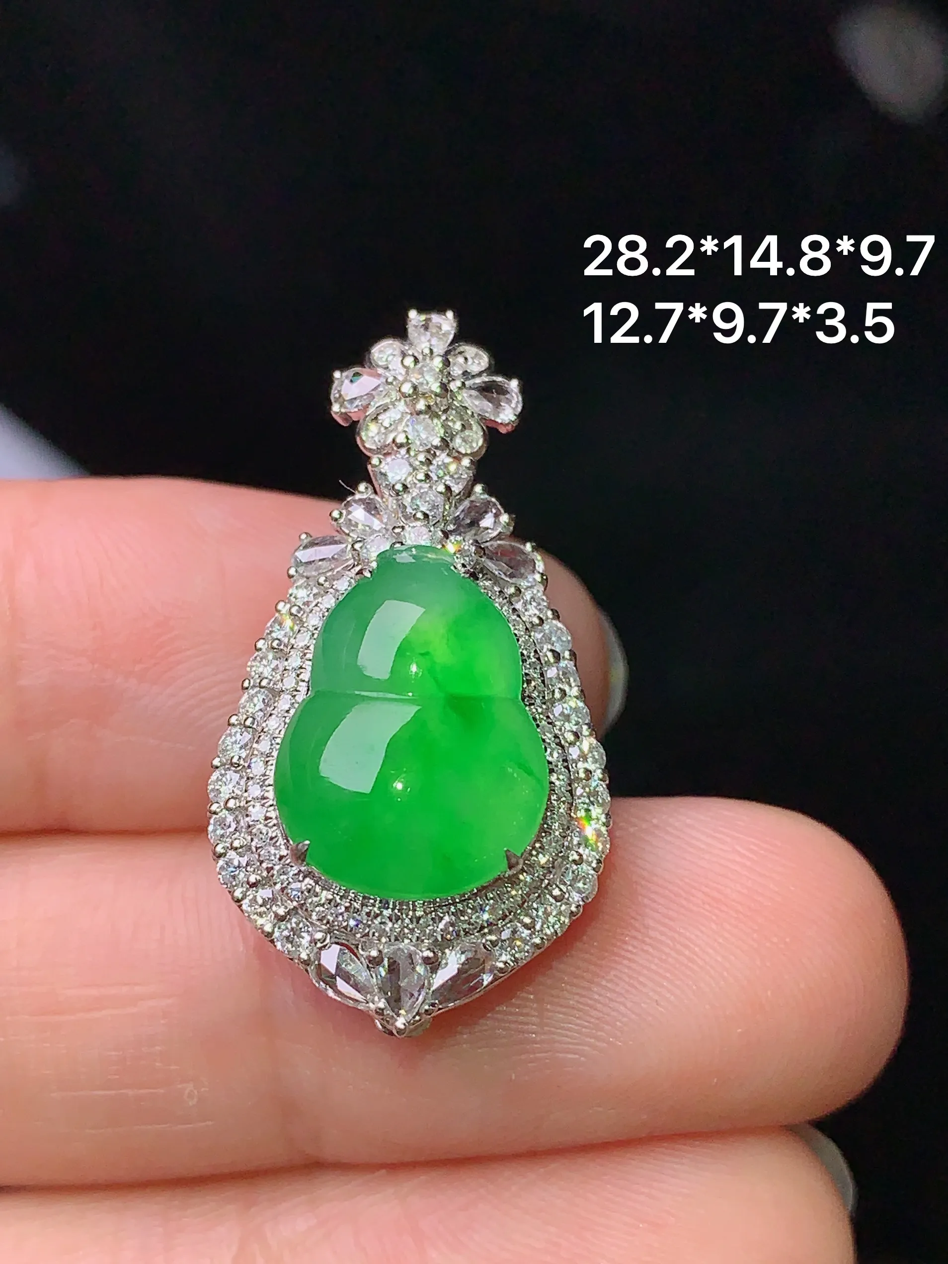 18k金钻镶嵌翠绿葫芦吊坠 玉质细腻 色泽清新 艳丽 整体尺寸28.2*14.8*9.7