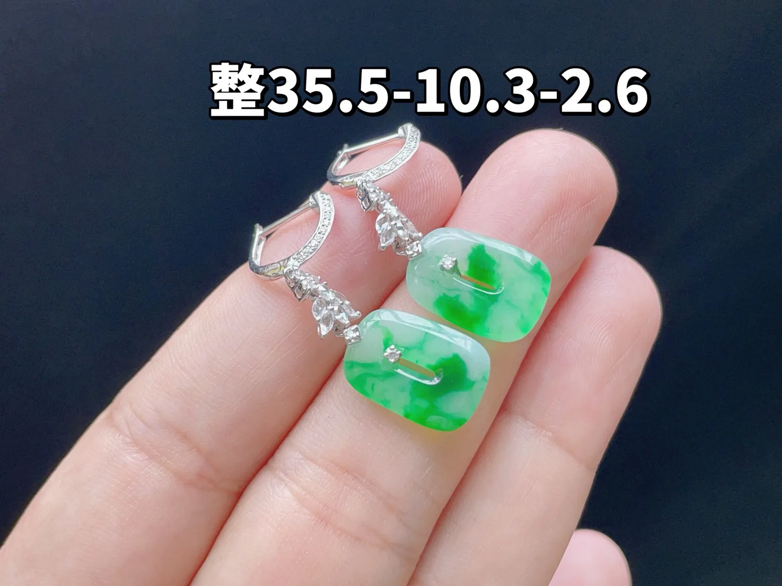 18K 冰种飘绿·无事牌耳坠
 
整35.5-10.3-2.6