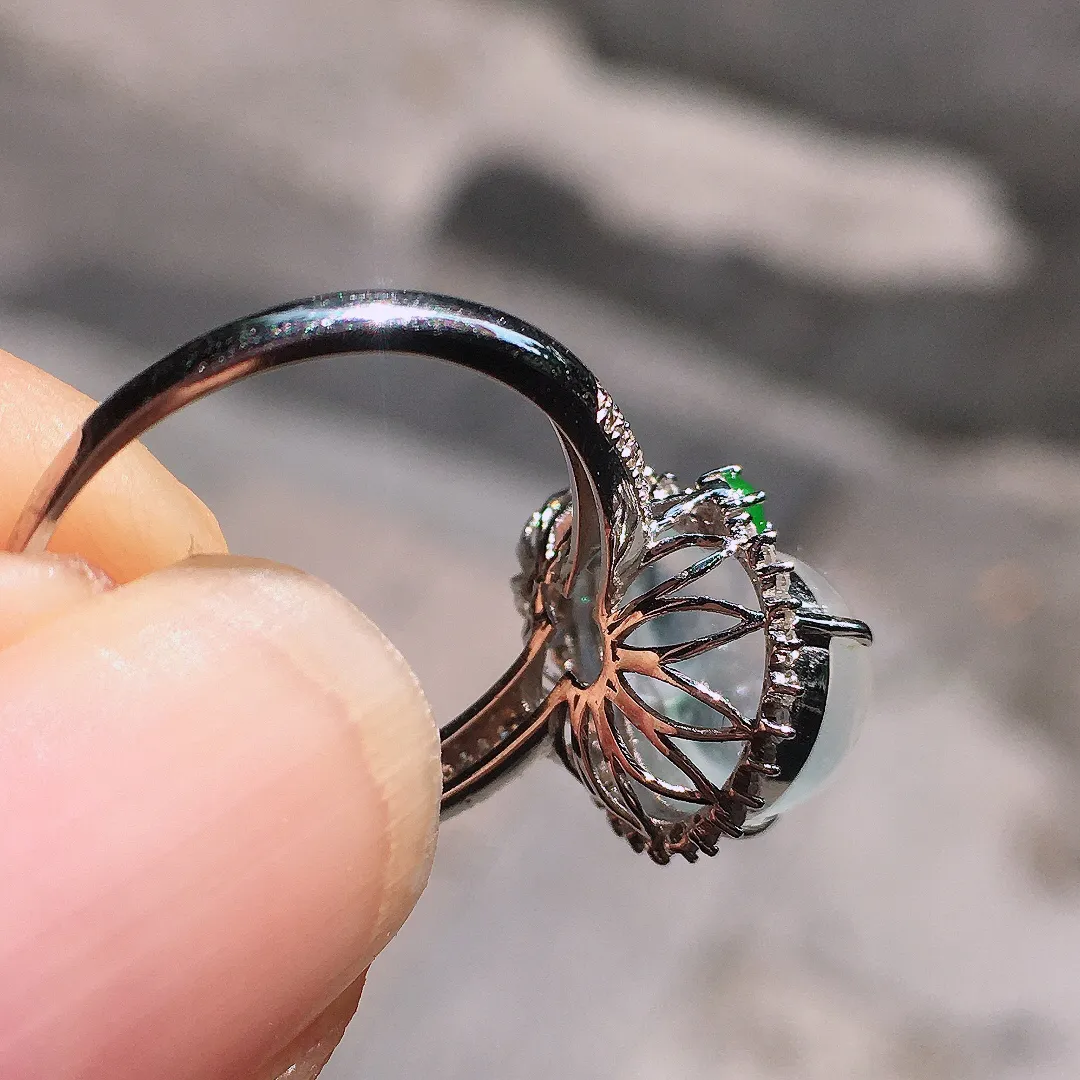 冰种葫芦戒指，玉质细腻，荧光感超
强，饱满圆润，气质满满。18k
金豪华镶嵌