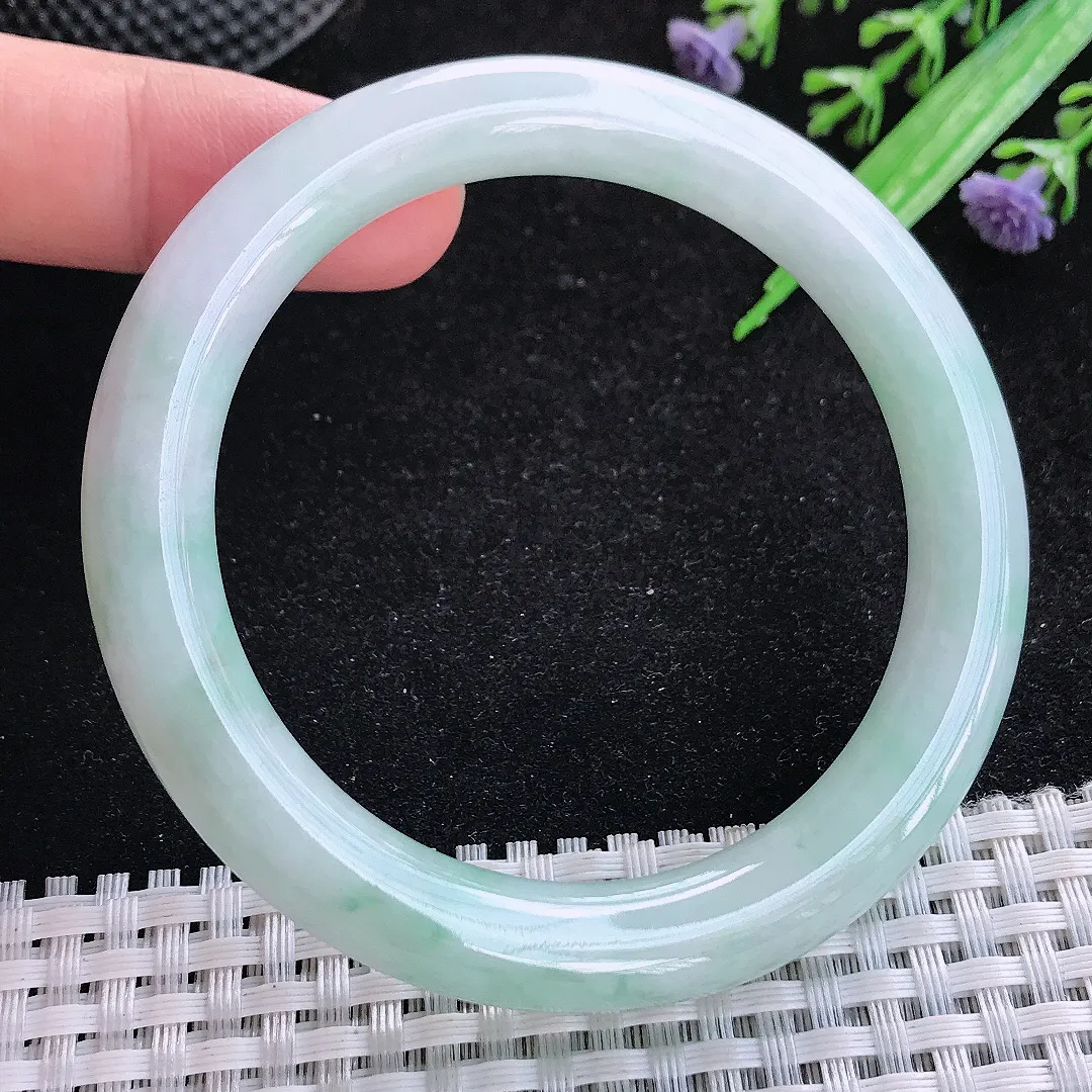 自然光55/9.4老坑秀气冰润浅绿圆条手镯玉镯百搭