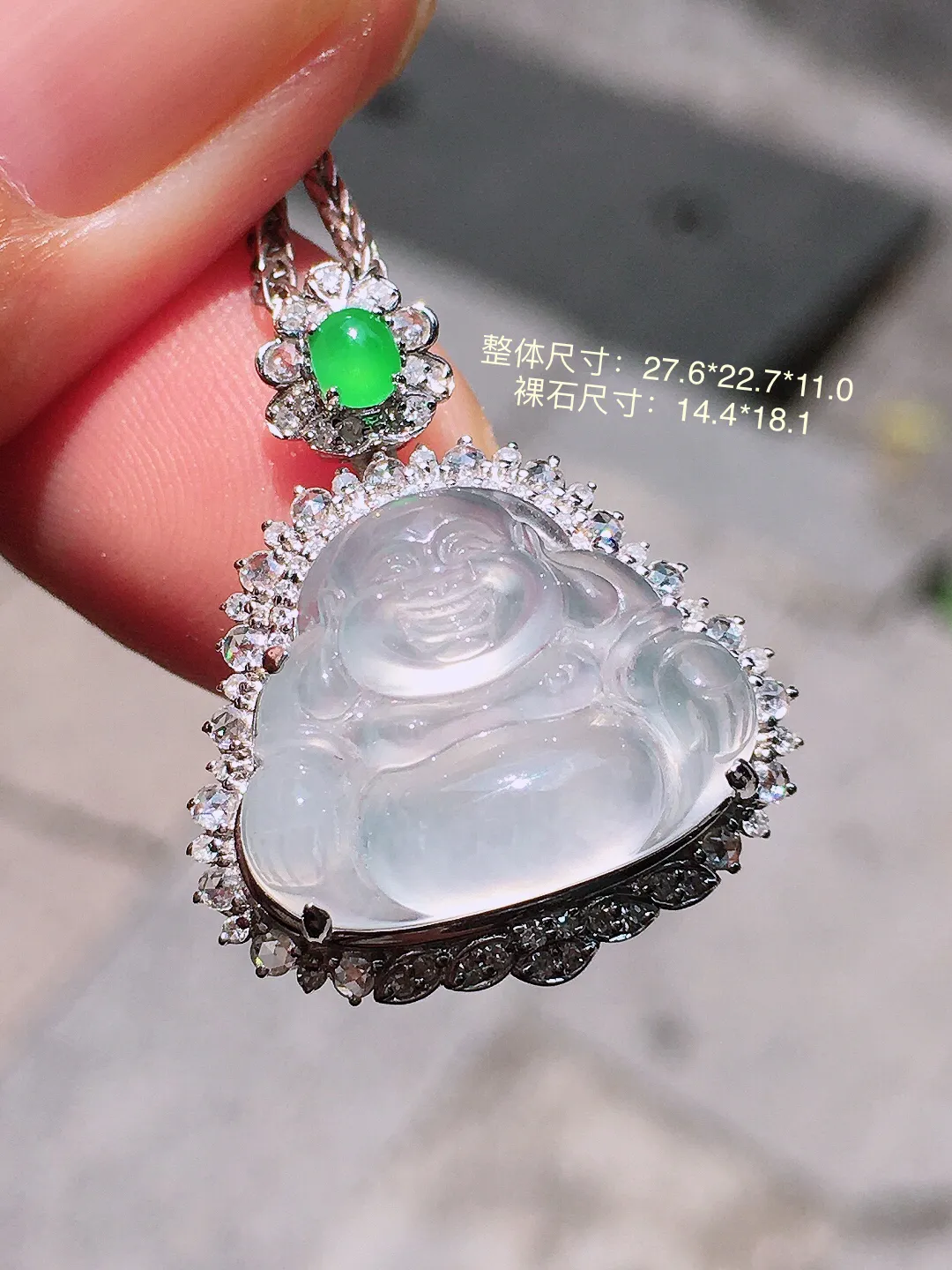 冰种佛公吊坠，玉质细腻，荧光感超
强，饱满圆润，气质满满。18k
金豪华镶嵌