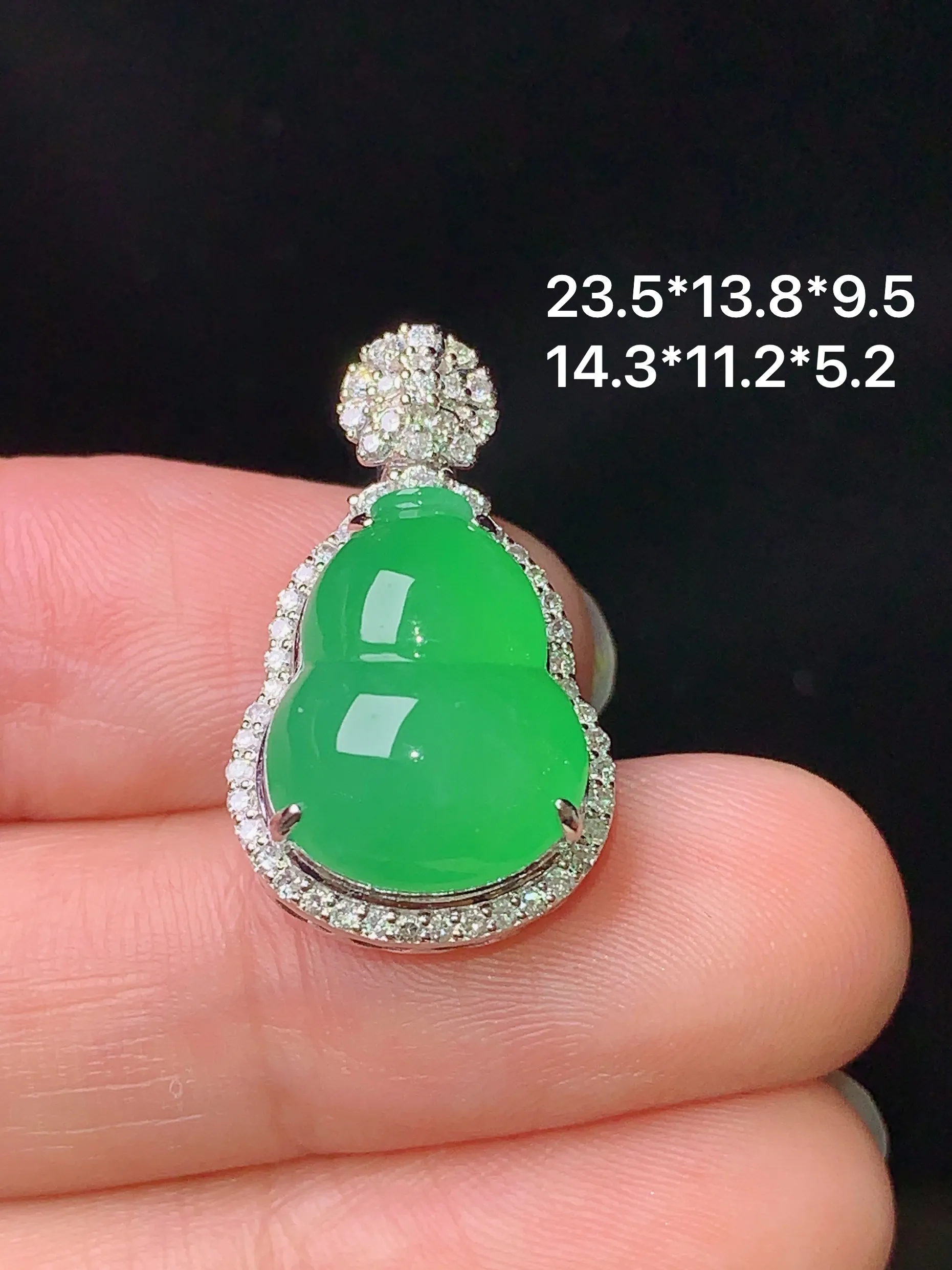 18k金钻镶嵌翠绿葫芦吊坠 玉质细腻 色泽清新艳丽 整体尺寸23.5*13.8*9.5