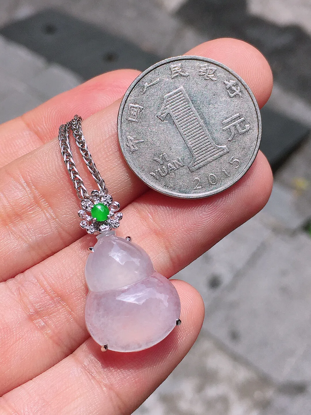 冰种葫芦吊坠，玉质细腻，荧光感超
强，饱满圆润，气质满满。18k
金豪华镶嵌