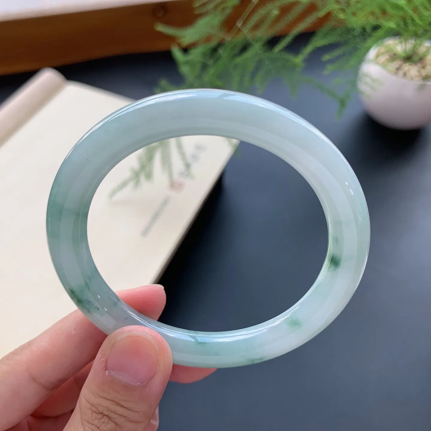 54圈口飘花圆条手镯 尺寸：54-8.8，无纹裂，花色飘逸，条形饱满