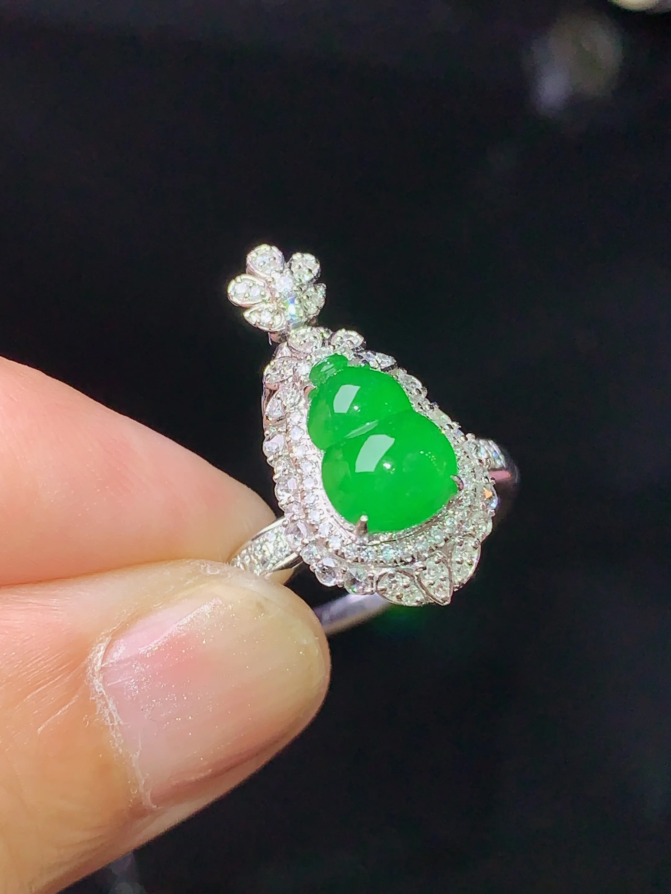 18k金钻镶嵌翠绿葫芦戒指吊坠两用款 玉质细腻 色泽清新艳丽 圈口13.5 整体尺寸22.2*11.2*11.2