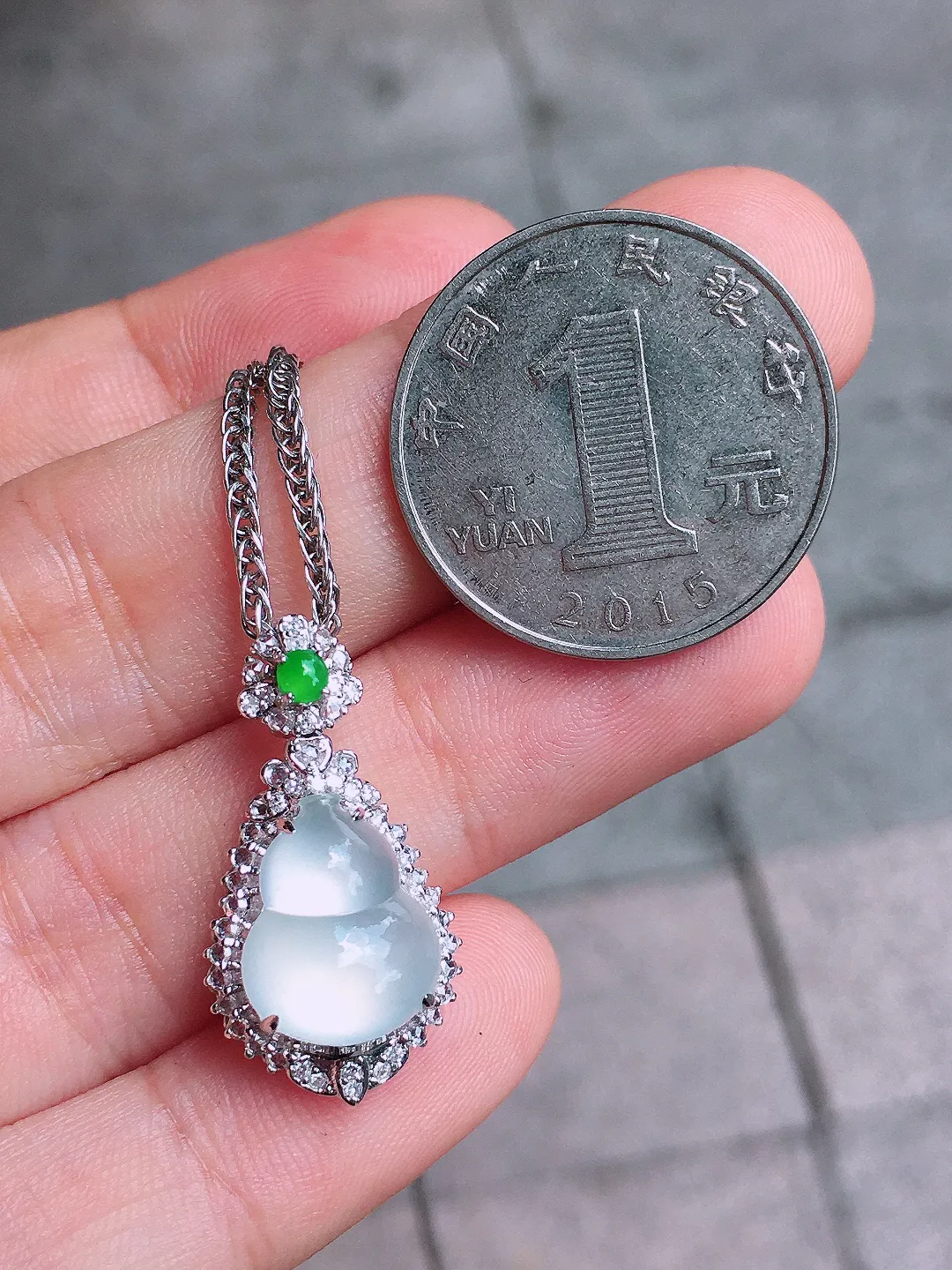 冰种葫芦吊坠，玉质细腻，荧光感超
强，饱满圆润，气质满满。18k
金豪华镶嵌