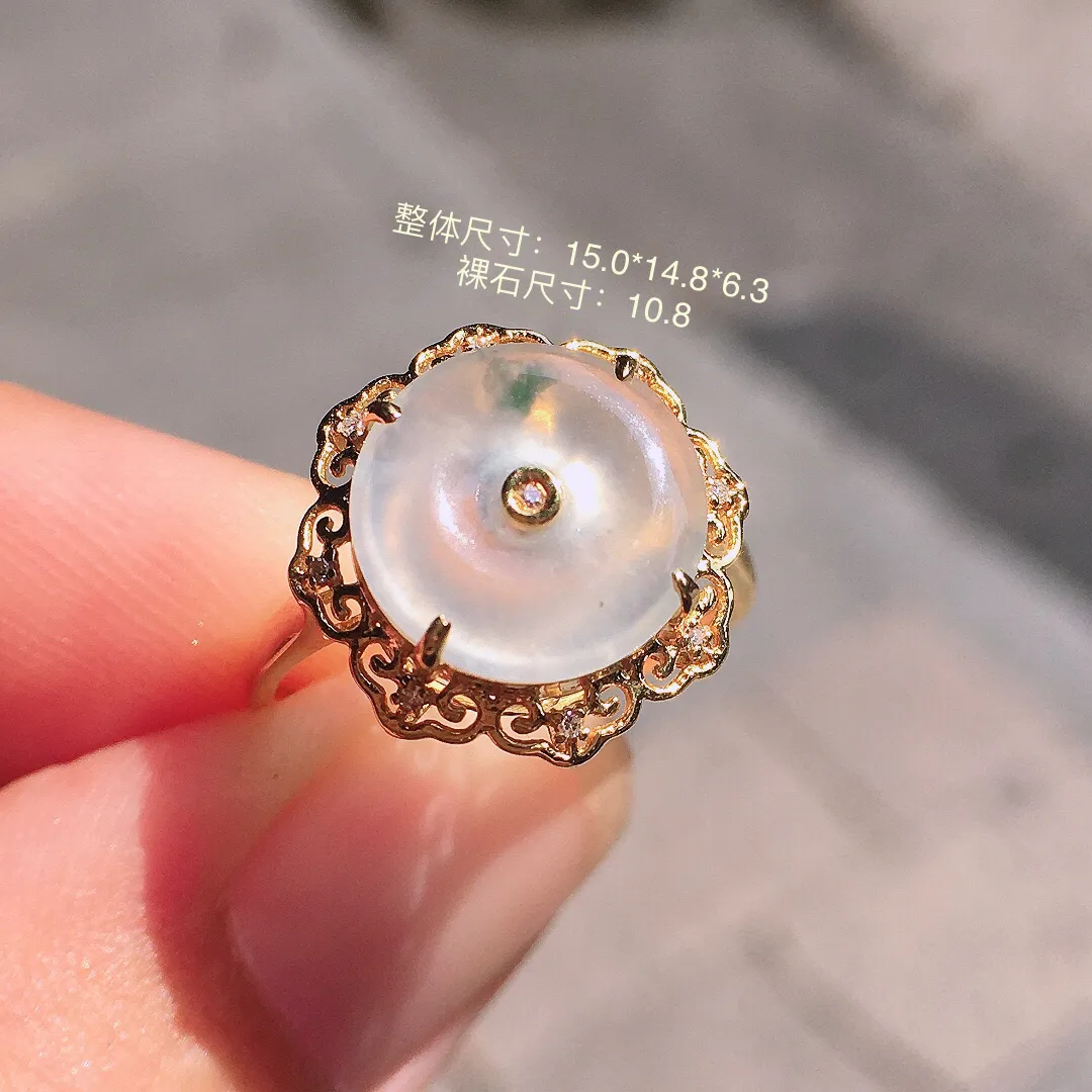 冰种平安扣戒指，玉质细腻，荧光感超
强，饱满圆润，气质满满。18k
金豪华镶嵌