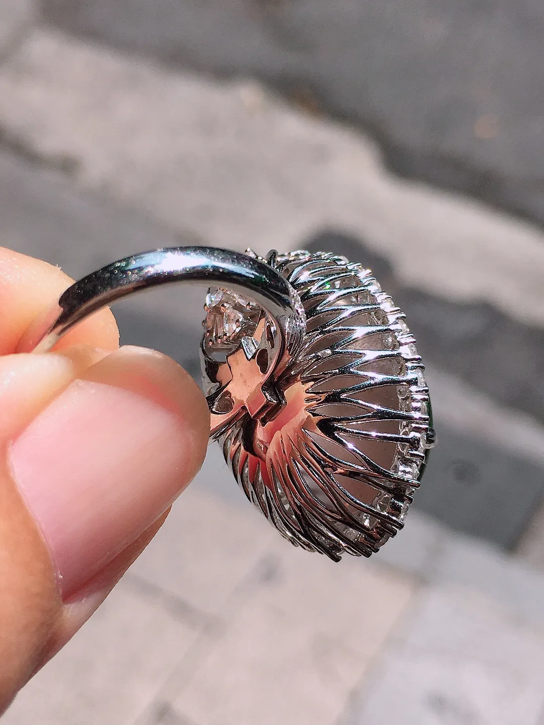 满绿蛋面戒指/吊坠两用款，色泽均匀艳丽，玉质细腻，荧光感超
强，饱满圆润，气质满满。18k
金豪华镶嵌