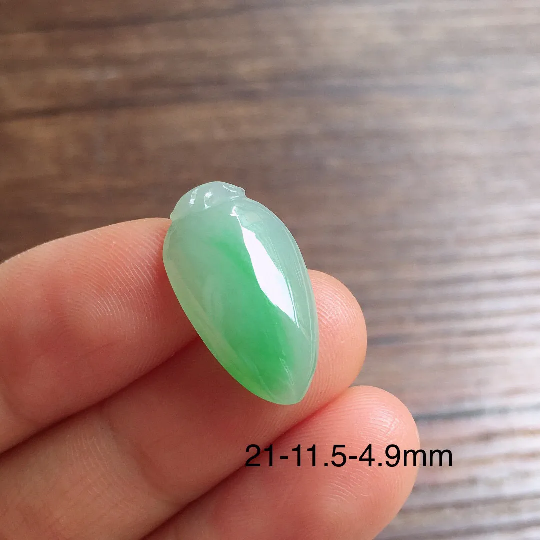 飘绿福瓜吊坠 镶嵌佳品，冰润细腻，种水足 尺寸21*11.5*4.9