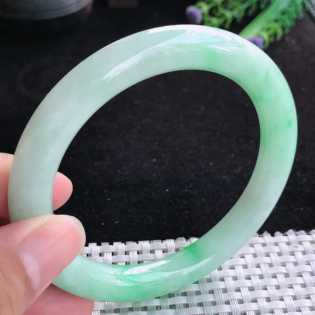 自然光62/9.9/10.2老坑精美冰润飘绿圆条手镯大圈口圆玉镯百搭