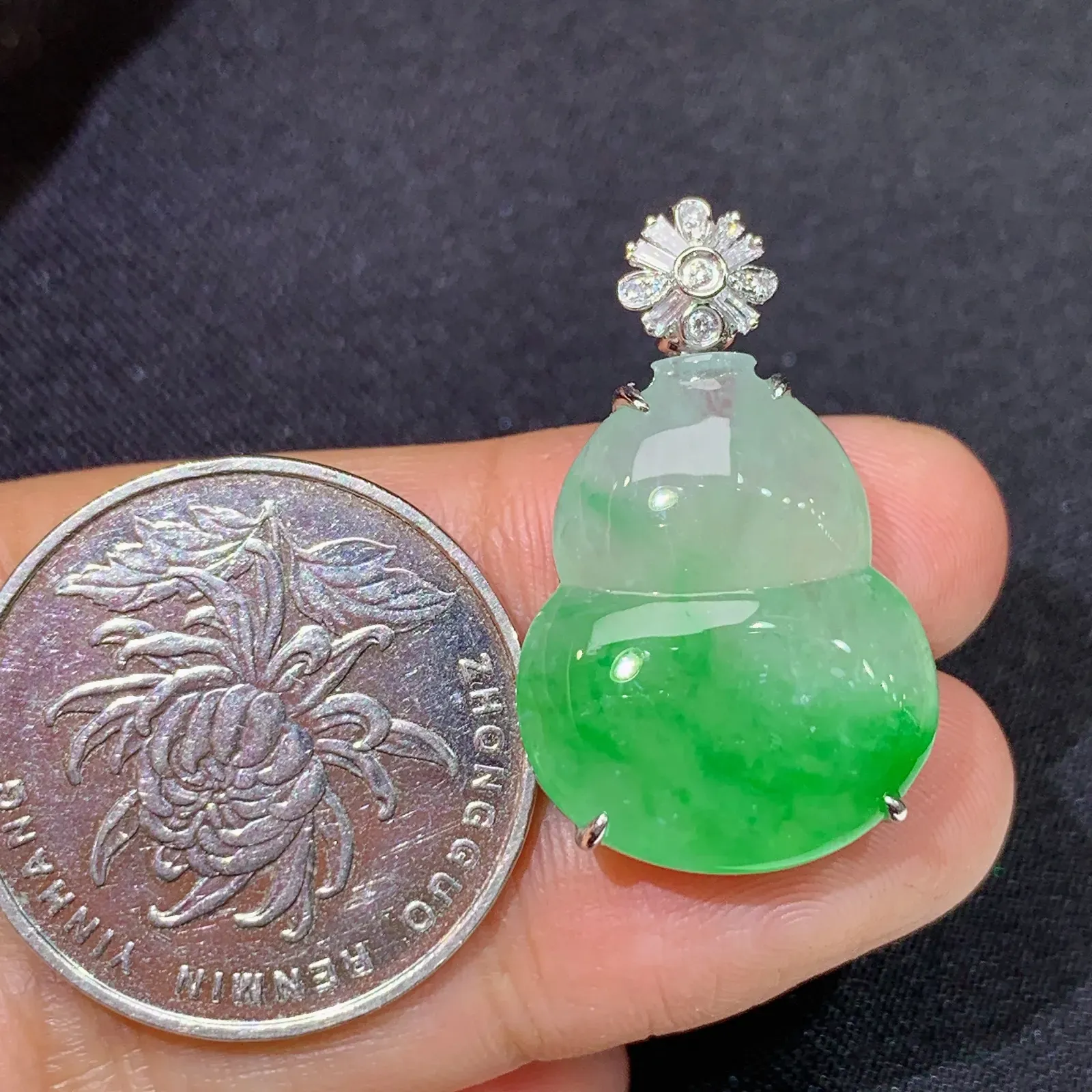 冰飘绿葫芦吊坠，18k金镶嵌，冰润色阳，玉质细腻，种水足 尺寸28.2*17.1*6.7