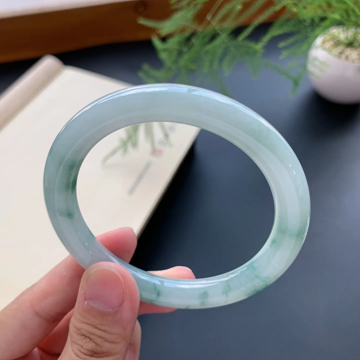 54圈口飘花圆条手镯 尺寸：54-8.8，无纹裂，花色飘逸，条形饱满