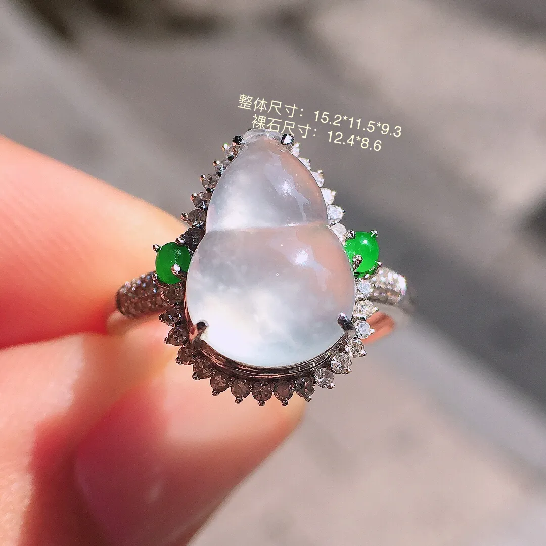 冰种葫芦戒指，玉质细腻，荧光感超
强，饱满圆润，气质满满。18k
金豪华镶嵌