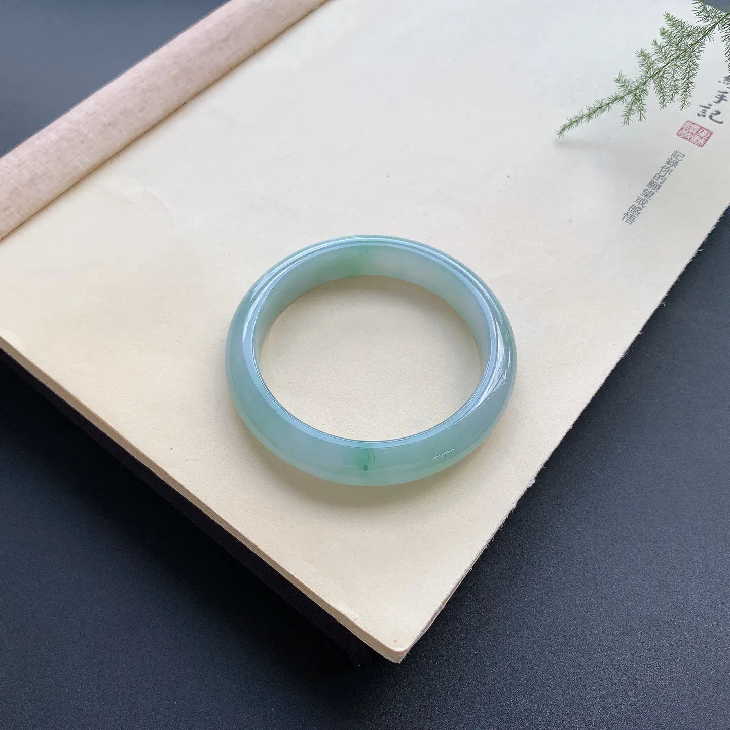 57圈口飘花正圈手镯 尺寸：57-12-8.3，无纹裂，细腻光滑，清爽干净