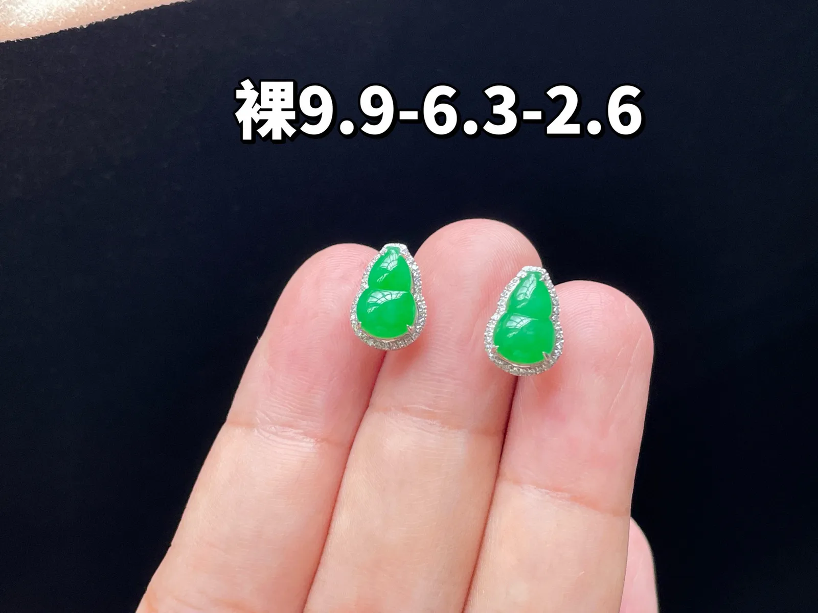 18K 满色·葫芦耳钉
 
裸9.9-6.3-2.6
