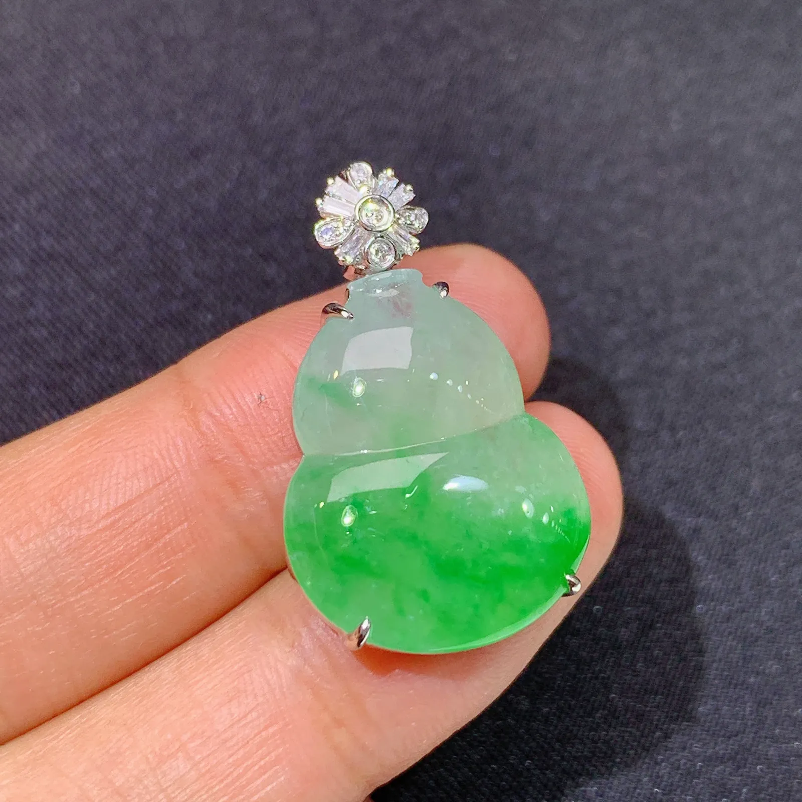 冰飘绿葫芦吊坠，18k金镶嵌，冰润色阳，玉质细腻，种水足 尺寸28.2*17.1*6.7