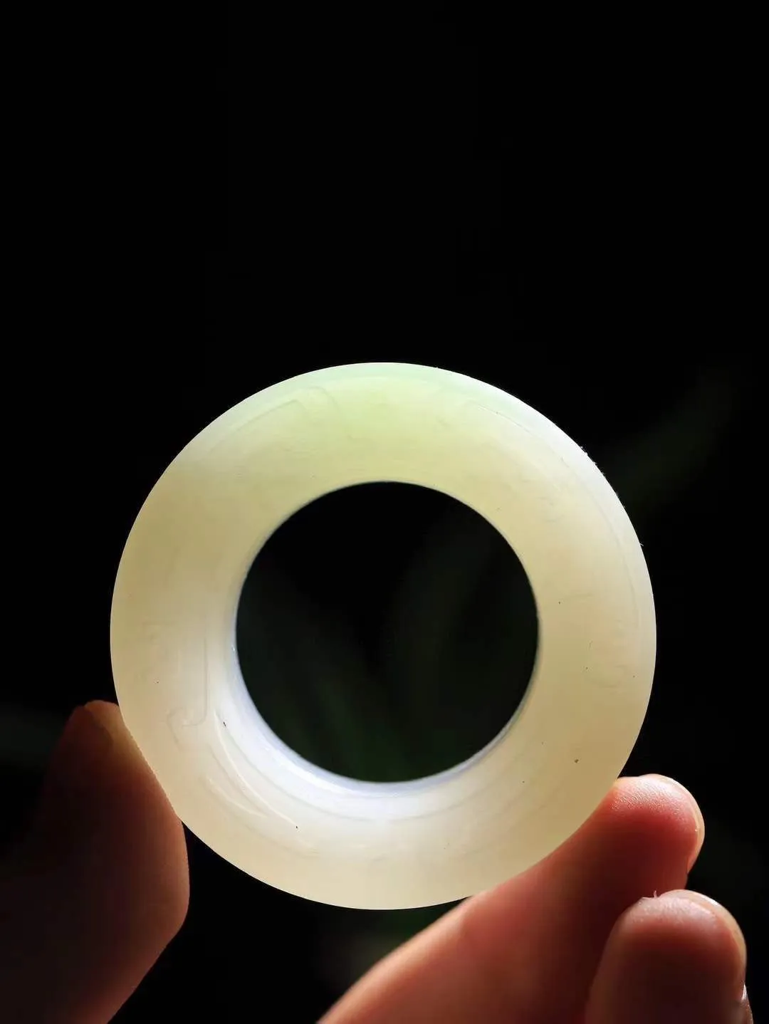 【古韵·扳指】

精品和田玉白玉翠青扳指，玉质温润，油润感十足， 整器古韵生辉。优雅高贵。运筹帷幄于掌中，决胜于千里之外。
重79.8克 外圈内径圈口28.5mm 尺寸15.5-11.2mm   内径圈口15.5mm  尺寸15.5-5.5mm  FDT-59702829