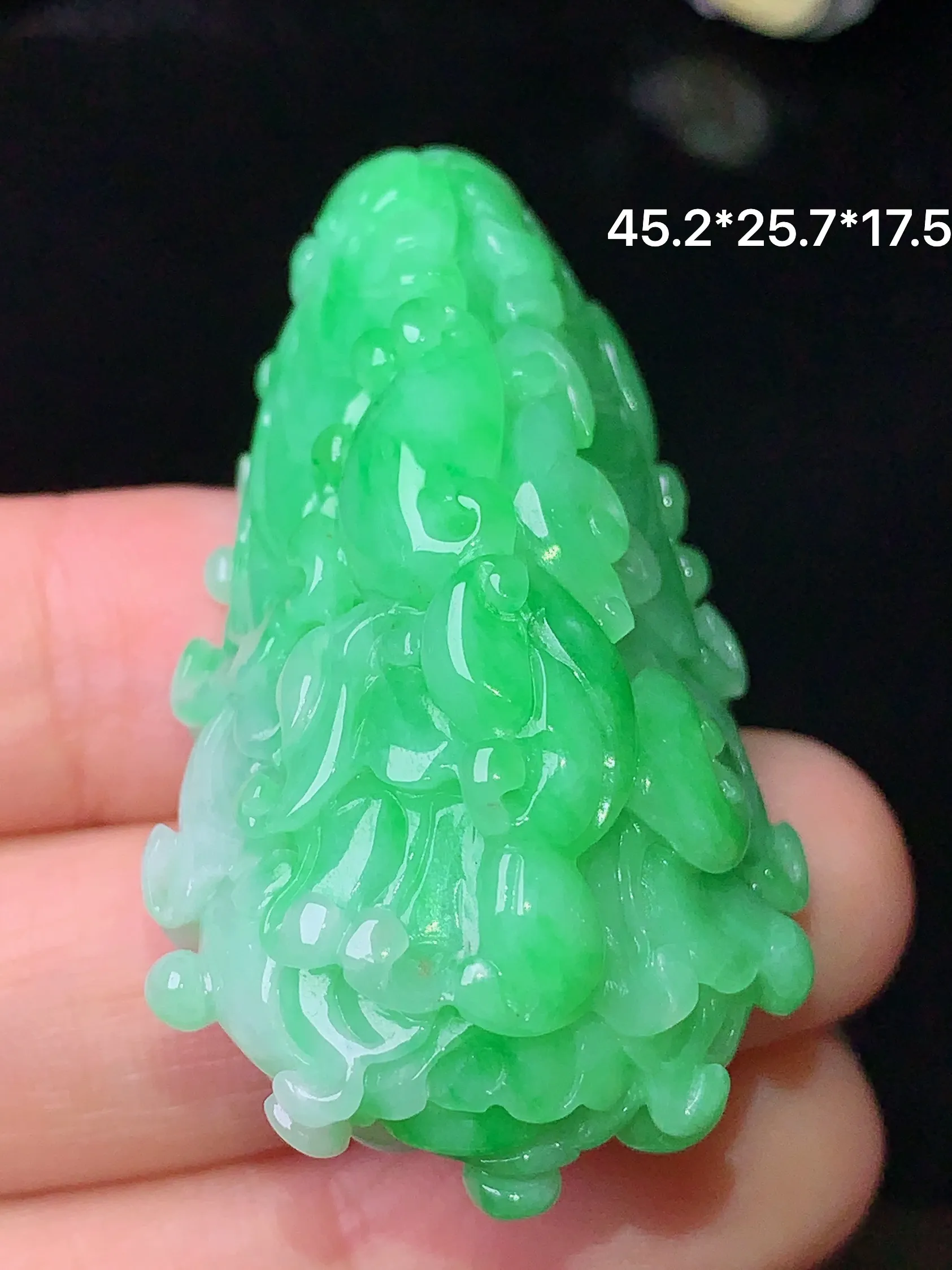 翠绿白菜吊坠 玉质细腻 色泽清新艳丽 整体尺寸45.2*25.7*17.5