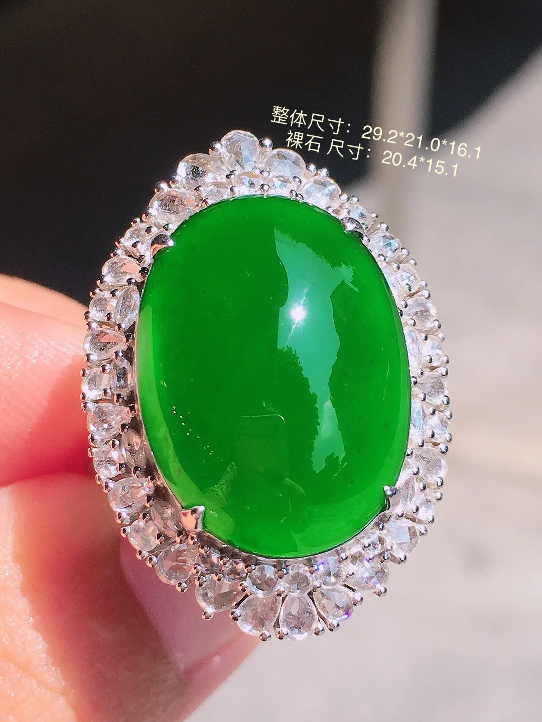 满绿蛋面戒指/吊坠两用款，色泽均匀艳丽，玉质细腻，荧光感超
强，饱满圆润，气质满满。18k
金豪华镶嵌