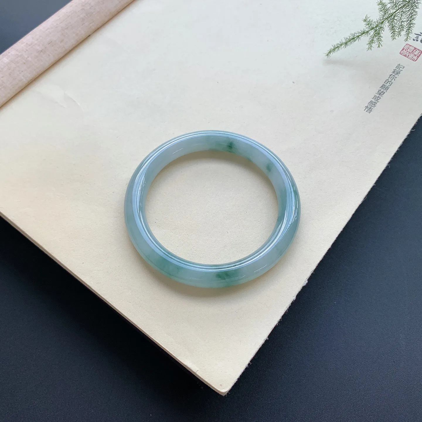54圈口飘花圆条手镯 尺寸：54-8.8，无纹裂，花色飘逸，条形饱满
