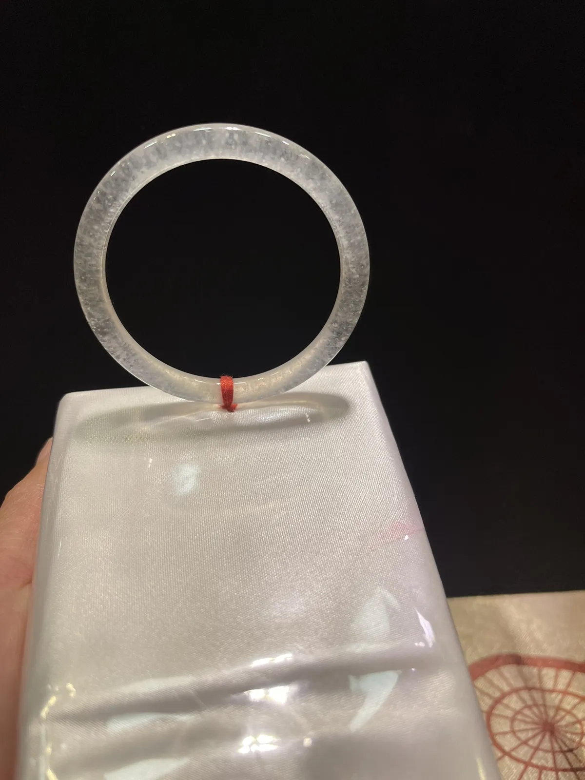 缅甸翡翠A货，白冰雪花棉手镯，小巧玲珑，上手效果非常棒，幸福长久。