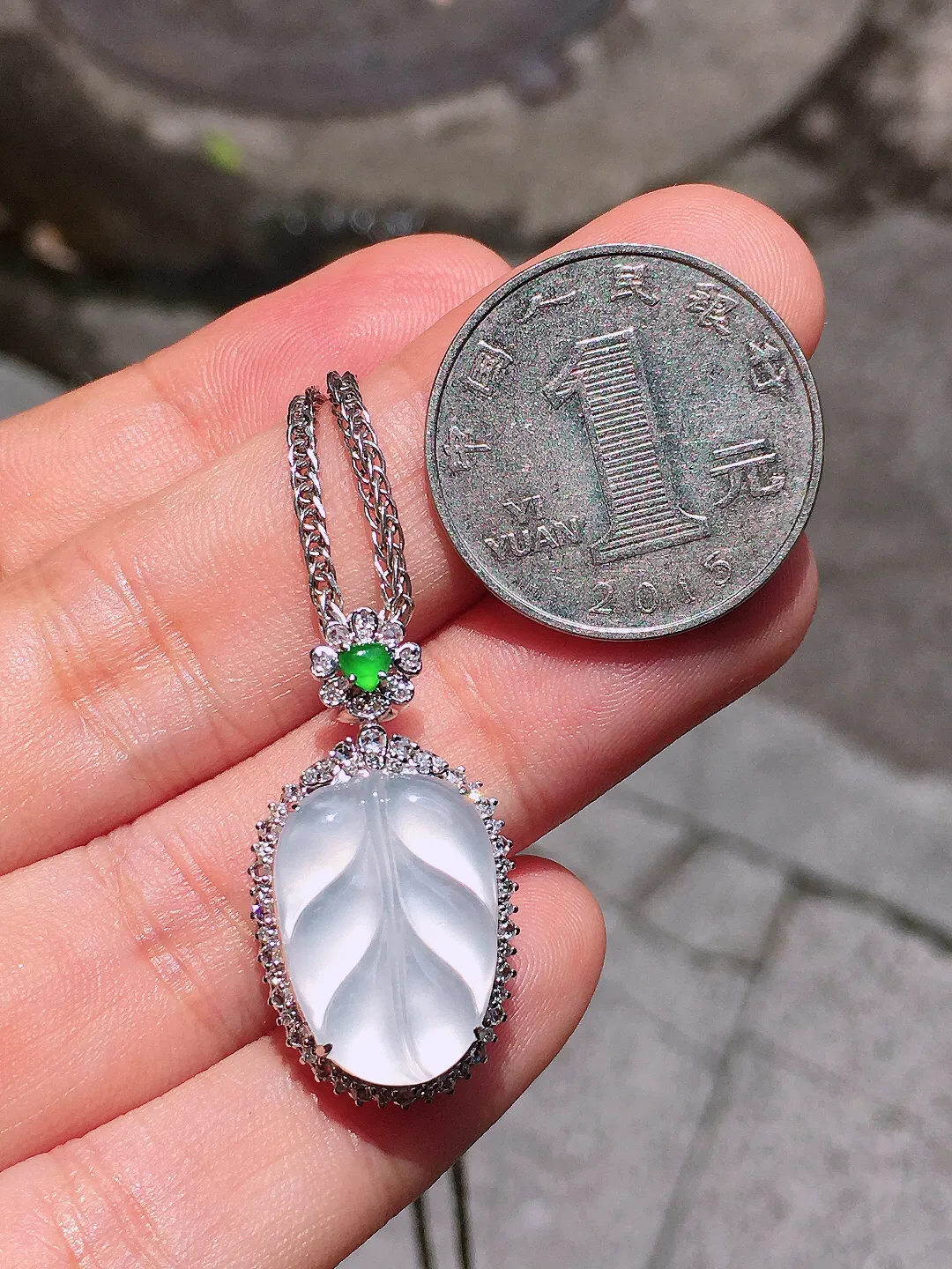 冰种玉叶吊坠，玉质细腻，荧光感超
强，饱满圆润，气质满满。18k
金豪华镶嵌