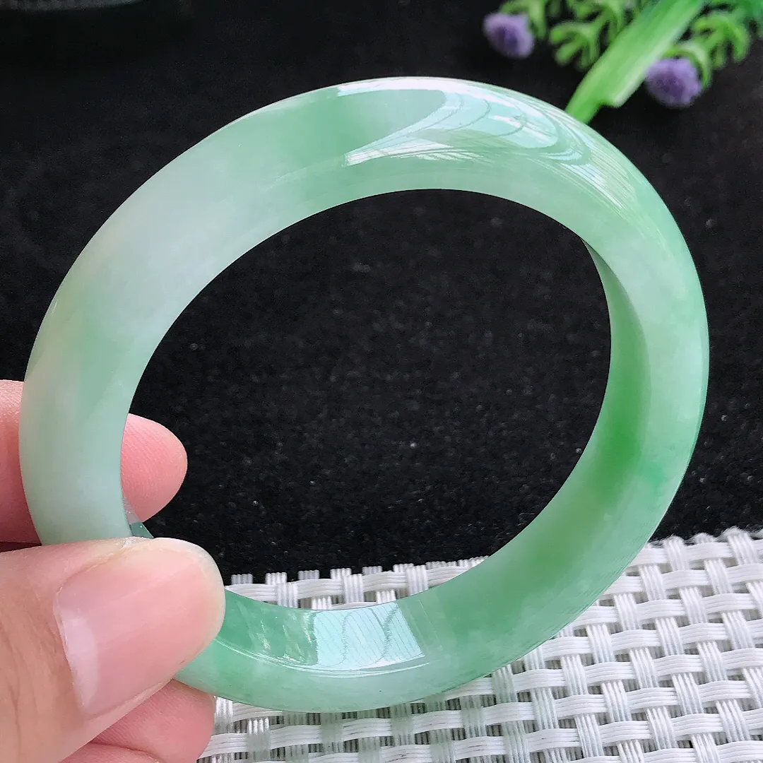 自然光55.5/12.1/8.6老坑精美冰润飘绿手镯宽边玉镯百搭