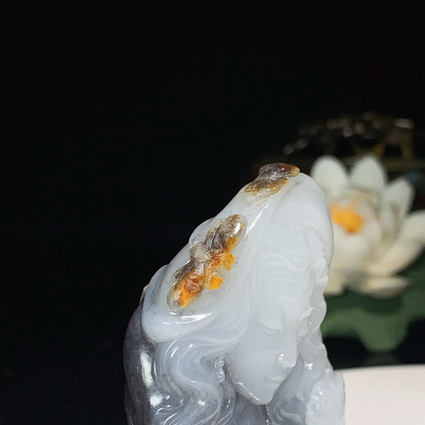 和田玉籽料青花遇贵人把件。尺寸69/42/13重60克 玉质细腻油润 底色纯净 脂粉好，品质好！lt250727