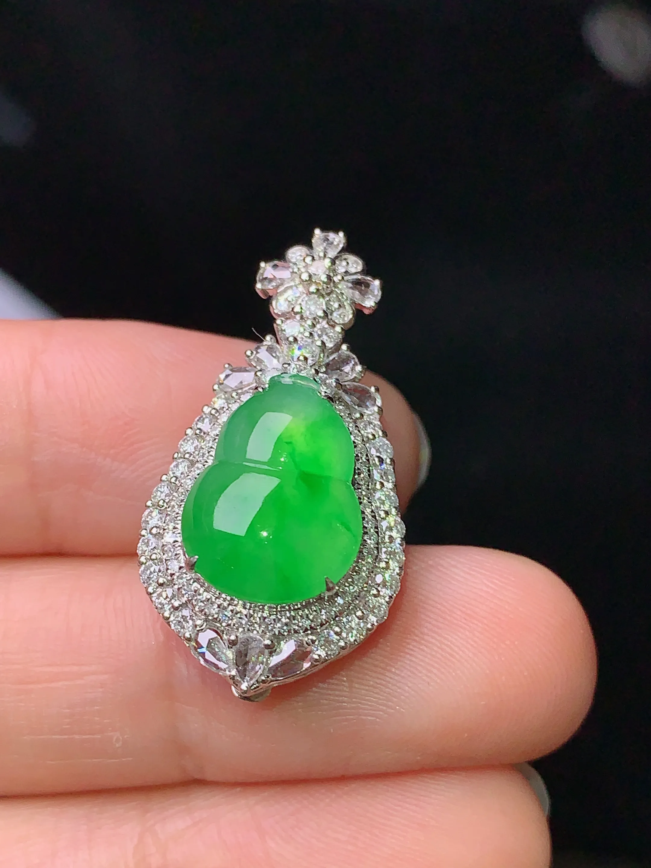 18k金钻镶嵌翠绿葫芦吊坠 玉质细腻 色泽清新 艳丽 整体尺寸28.2*14.8*9.7