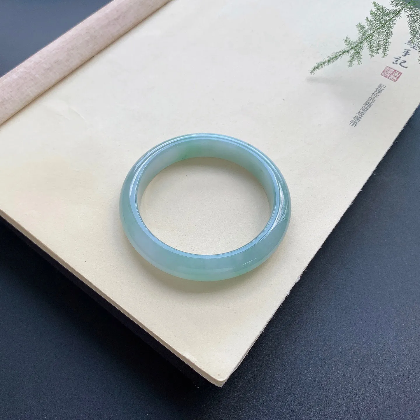57圈口飘花正圈手镯 尺寸：57-12-8.3，无纹裂，细腻光滑，清爽干净