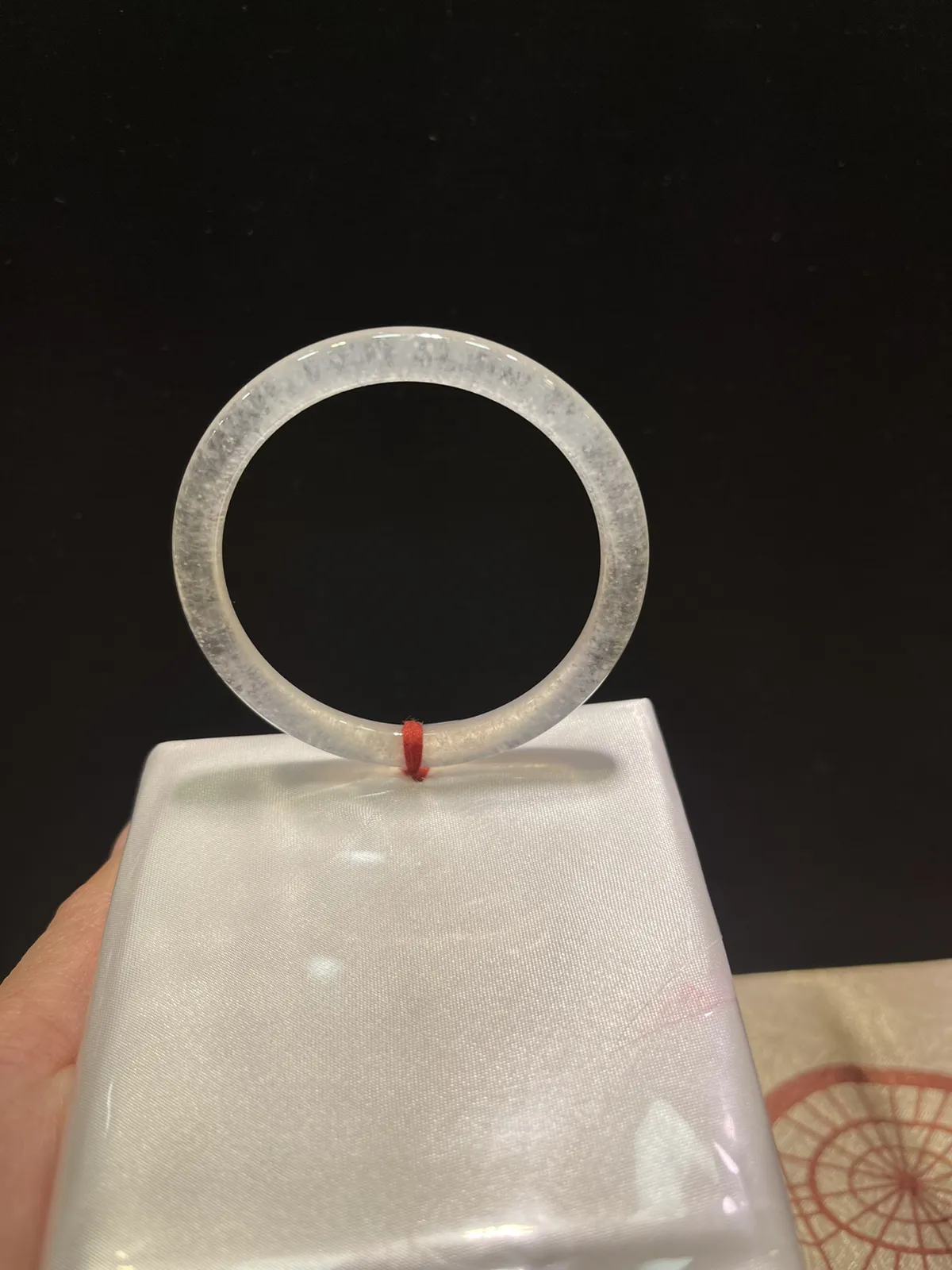 缅甸翡翠A货，白冰雪花棉手镯，小巧玲珑，上手效果非常棒，幸福长久。