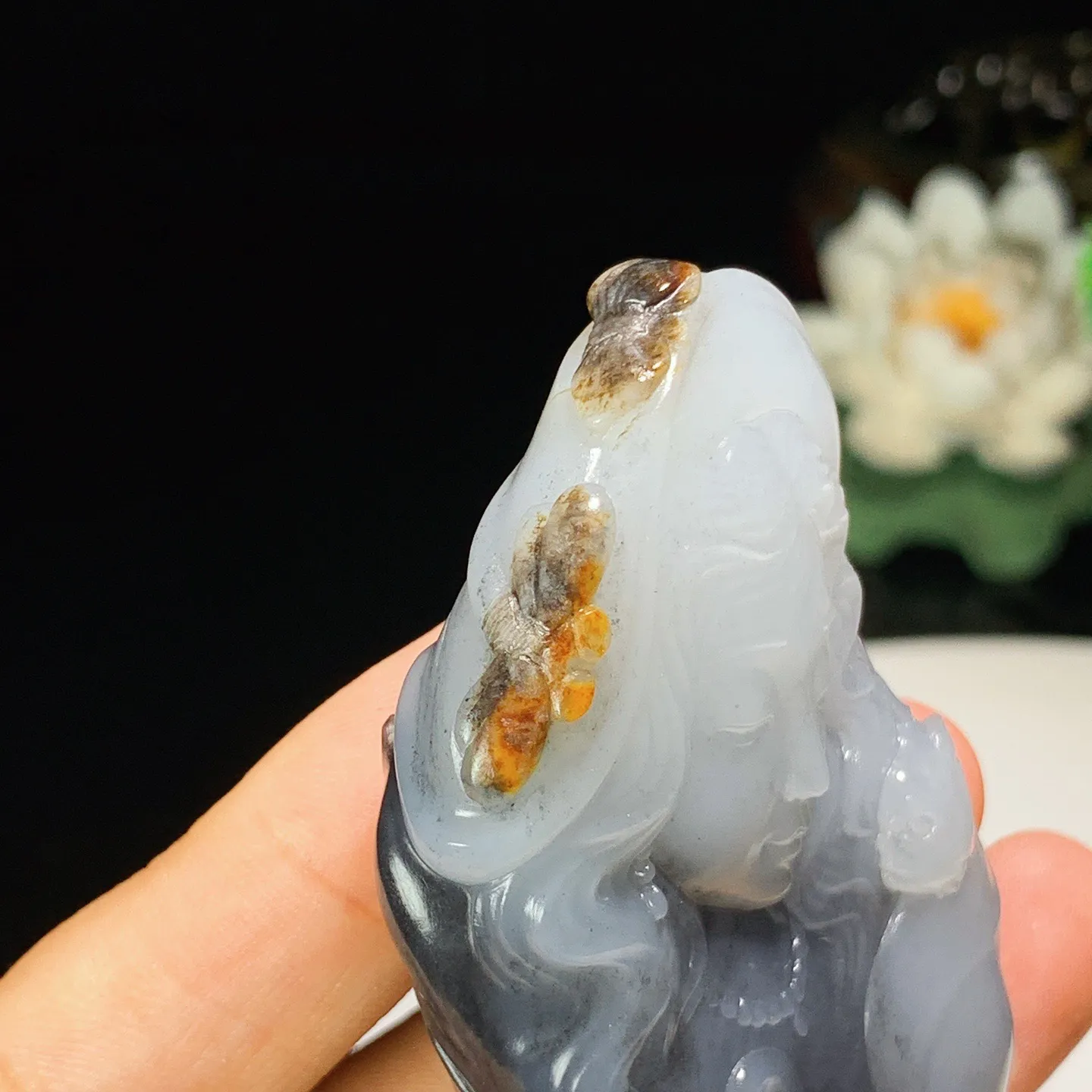 和田玉籽料青花遇贵人把件。尺寸69/42/13重60克 玉质细腻油润 底色纯净 脂粉好，品质好！lt250727