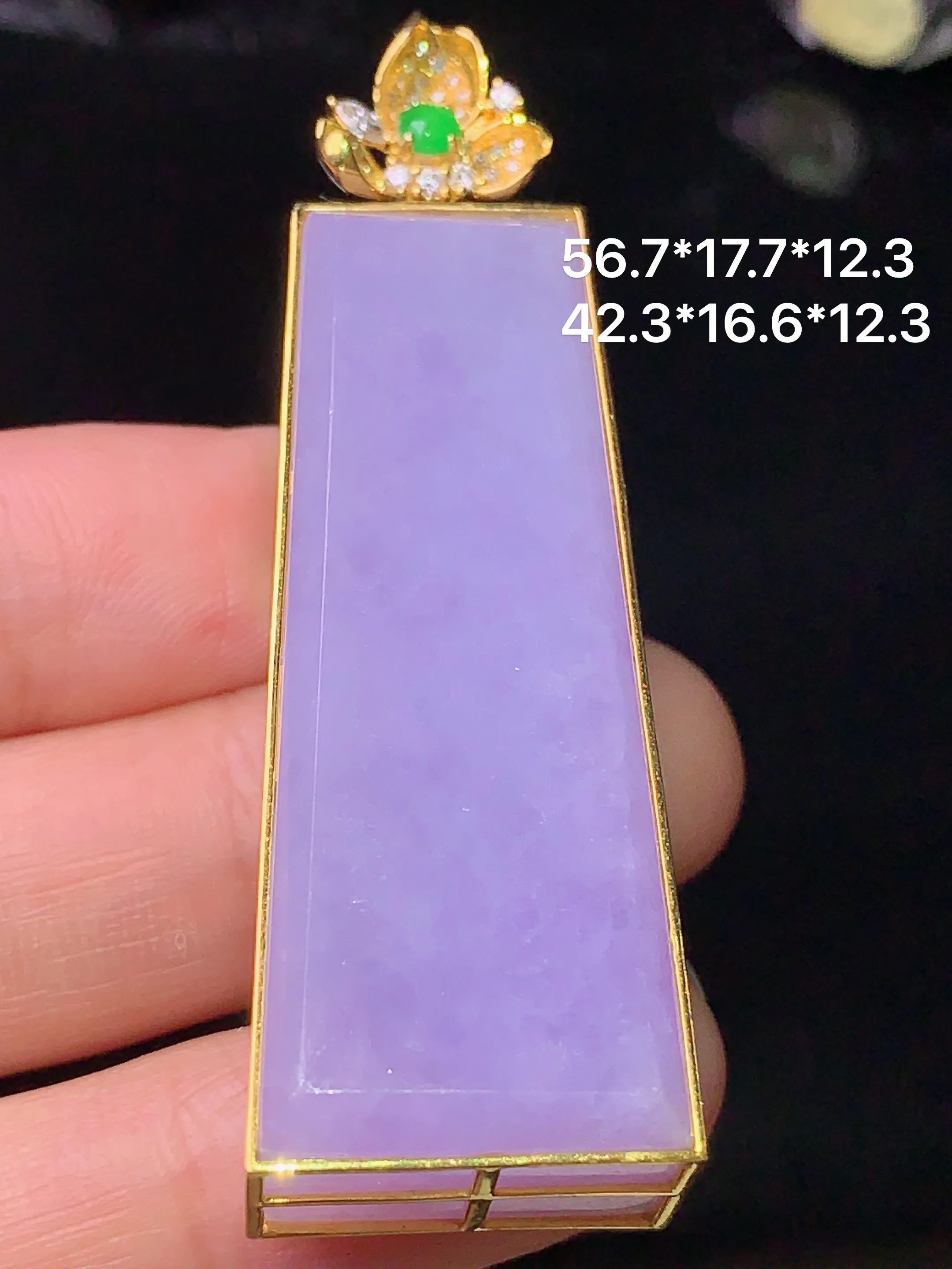 18k金钻镶嵌紫罗兰无事牌吊坠 玉质细腻 色泽清新艳丽 整体尺寸56.7*17.7*12.3
