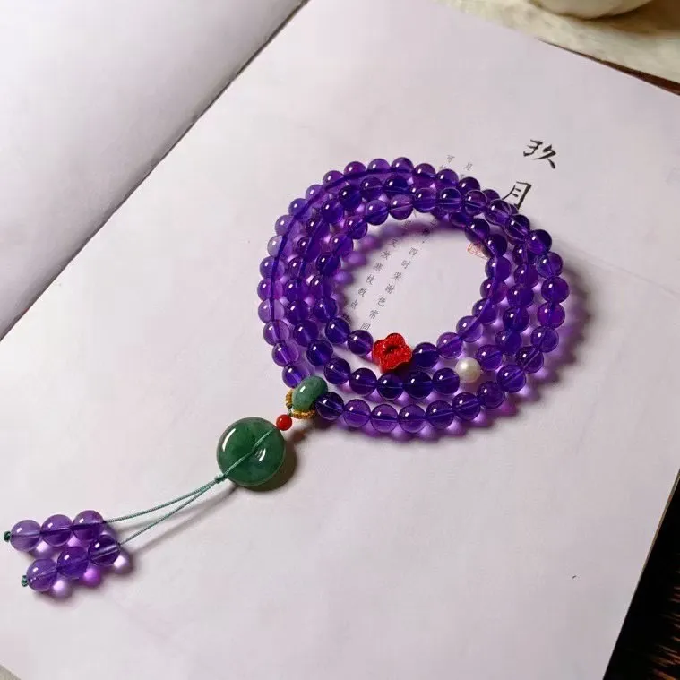 天然精品乌拉圭紫水晶多圈手链，颜色漂亮，实物超美，纯净体，搭配珍珠，朱砂，翡翠跑环，翡翠平安扣吊坠，珠子6.4mm。