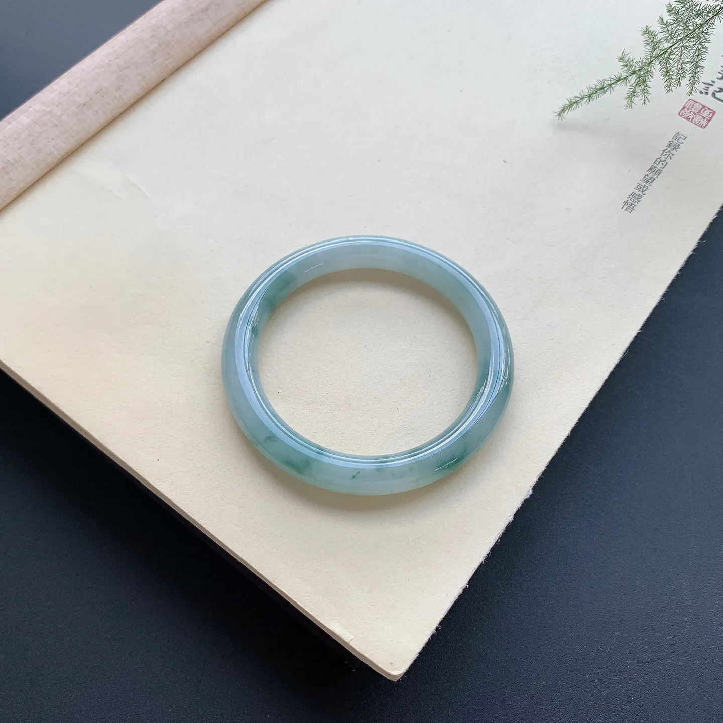 54圈口飘花圆条手镯 尺寸：54-8.8，无纹裂，花色飘逸，条形饱满