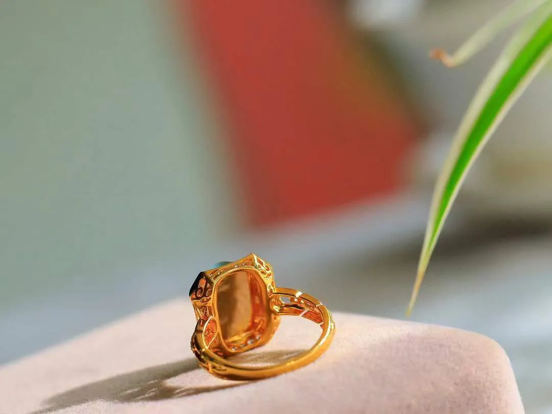 【金镶玉.戒指】

精品和田玉碧玉猫眼18k金戒指 玉质细腻温润 油性十足 ，不论时光如何流转变化，这枚戒指始终闪耀着最初的光芒。精工镶嵌18K金 （保真金 可检测贵金属18K金） 重4.4克 尺寸17.5-12-9.7mm 78602958A