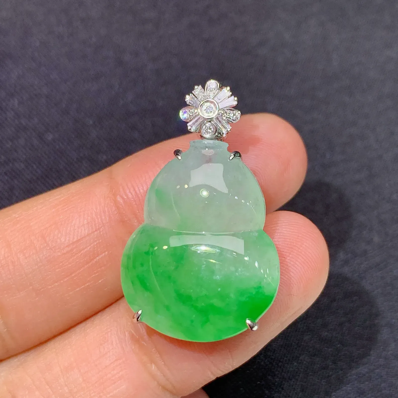 冰飘绿葫芦吊坠，18k金镶嵌，冰润色阳，玉质细腻，种水足 尺寸28.2*17.1*6.7