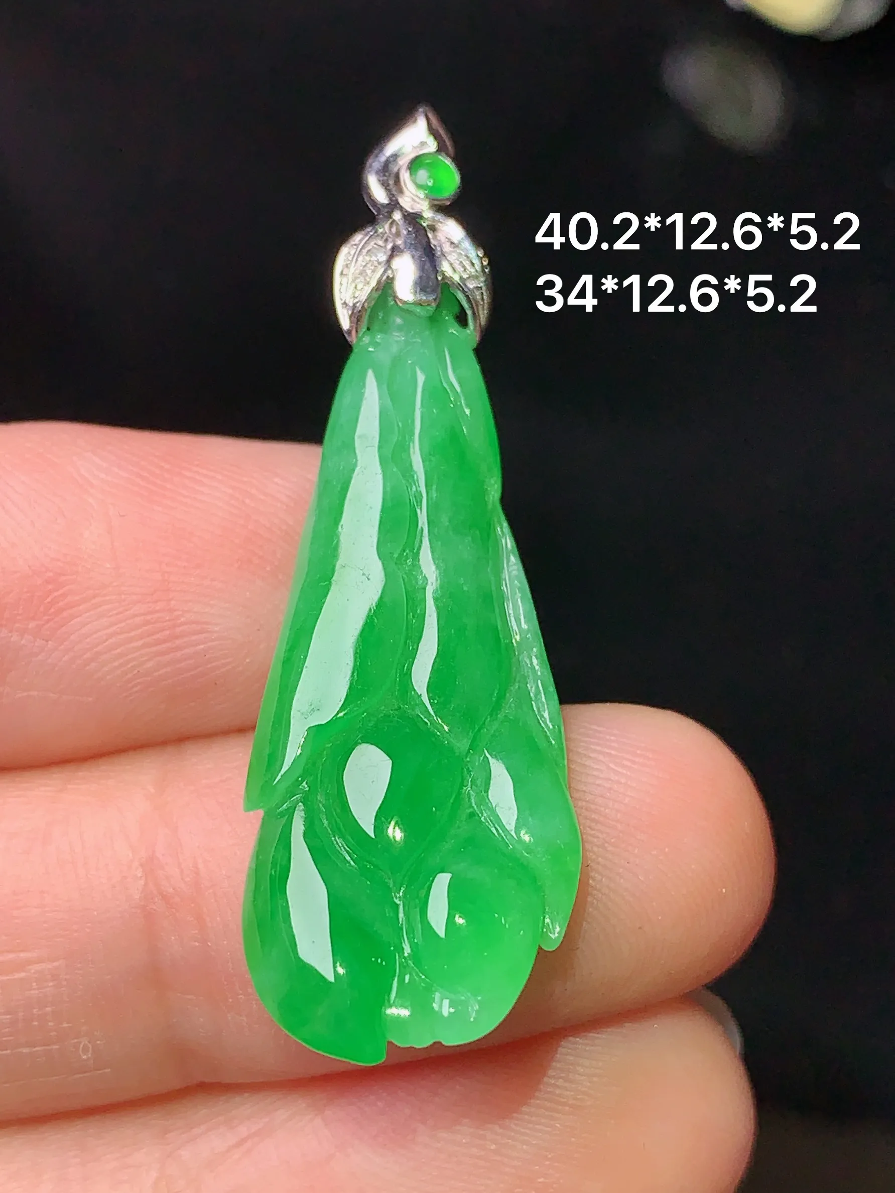 18k金镶嵌翠绿白菜吊坠 玉质细腻 色泽清新艳丽 整体尺寸40.2*12.6*5.2