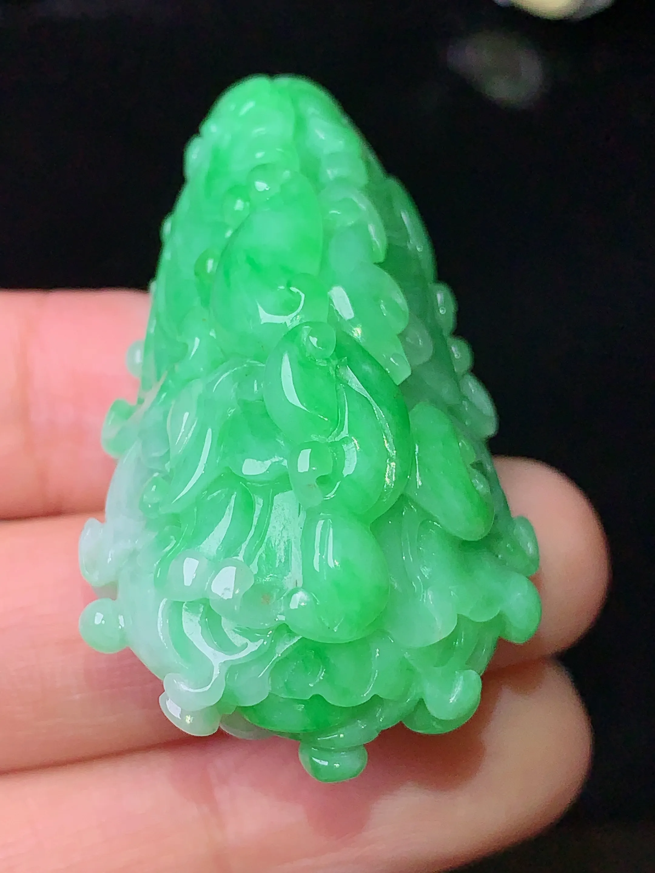 翠绿白菜吊坠 玉质细腻 色泽清新艳丽 整体尺寸45.2*25.7*17.5