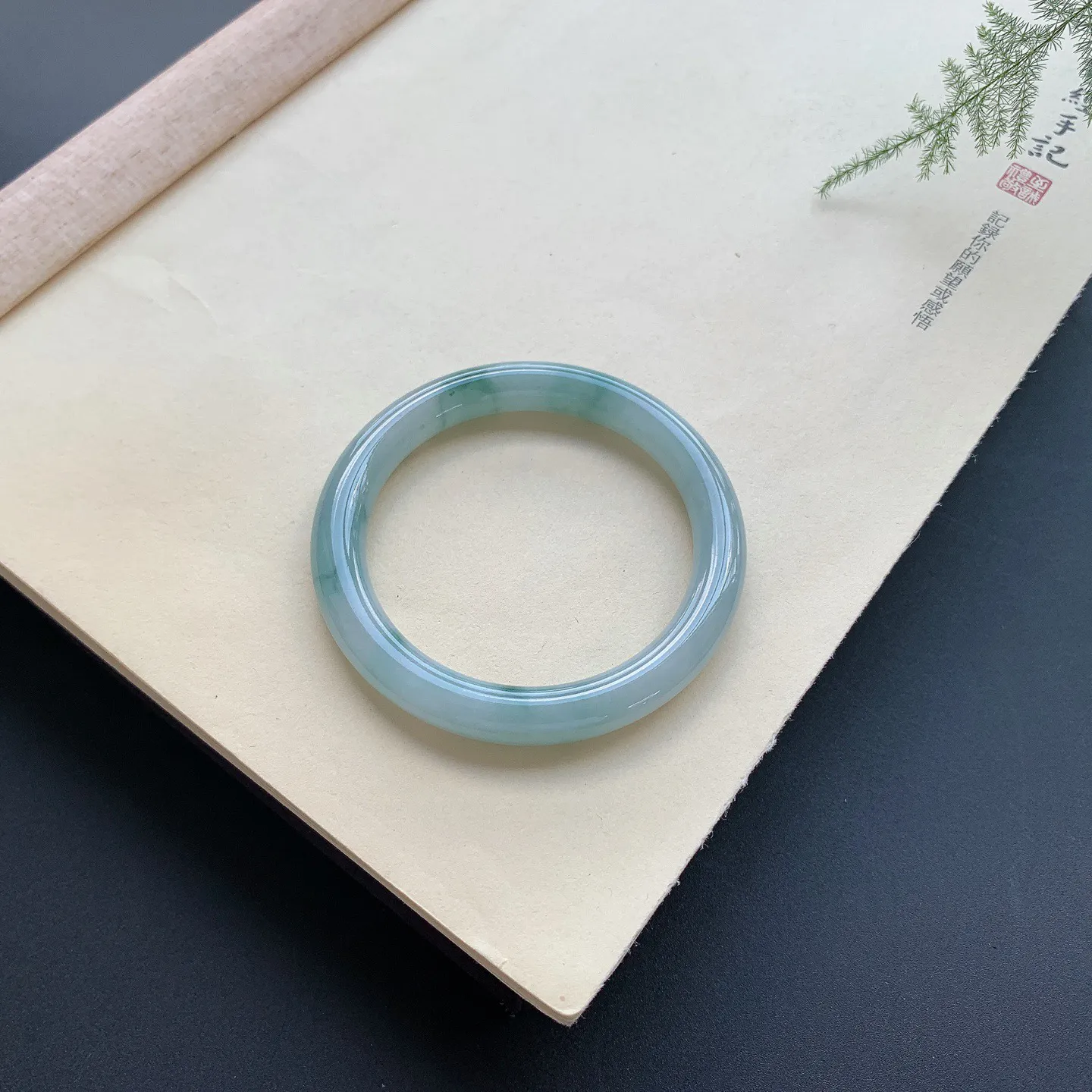 54圈口飘花圆条手镯 尺寸：54-8.8，无纹裂，花色飘逸，条形饱满