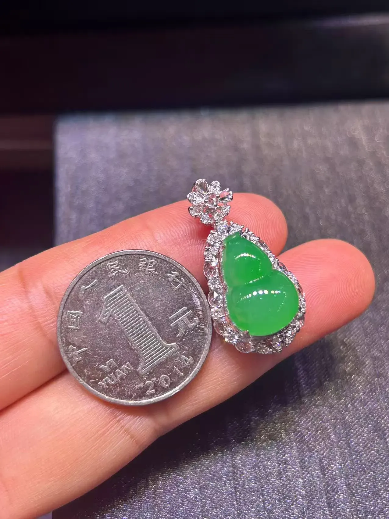 缅甸翡翠A货，辣色葫芦，上身效果非常美，平安吉祥，幸福美满，