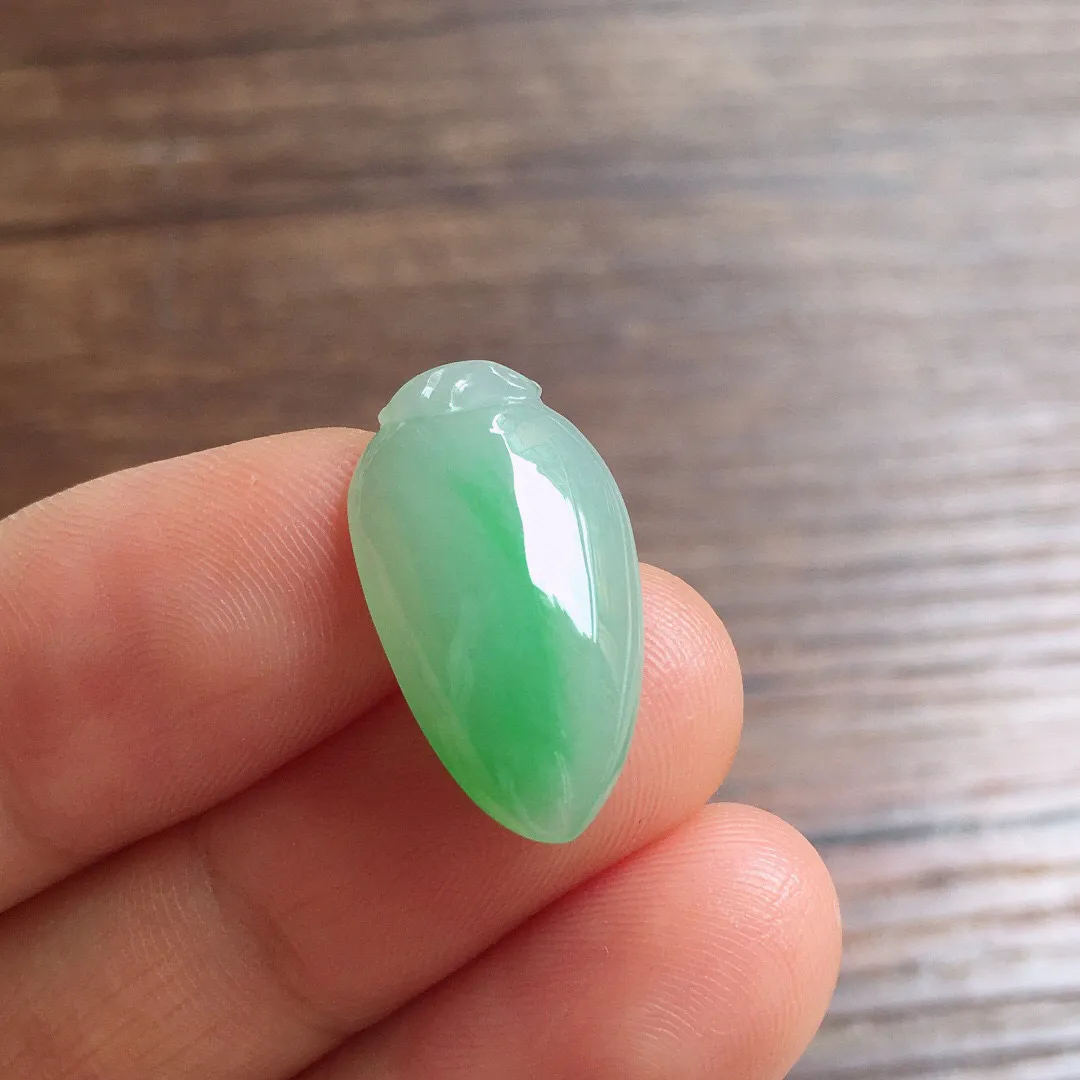 飘绿福瓜吊坠 镶嵌佳品，冰润细腻，种水足 尺寸21*11.5*4.9