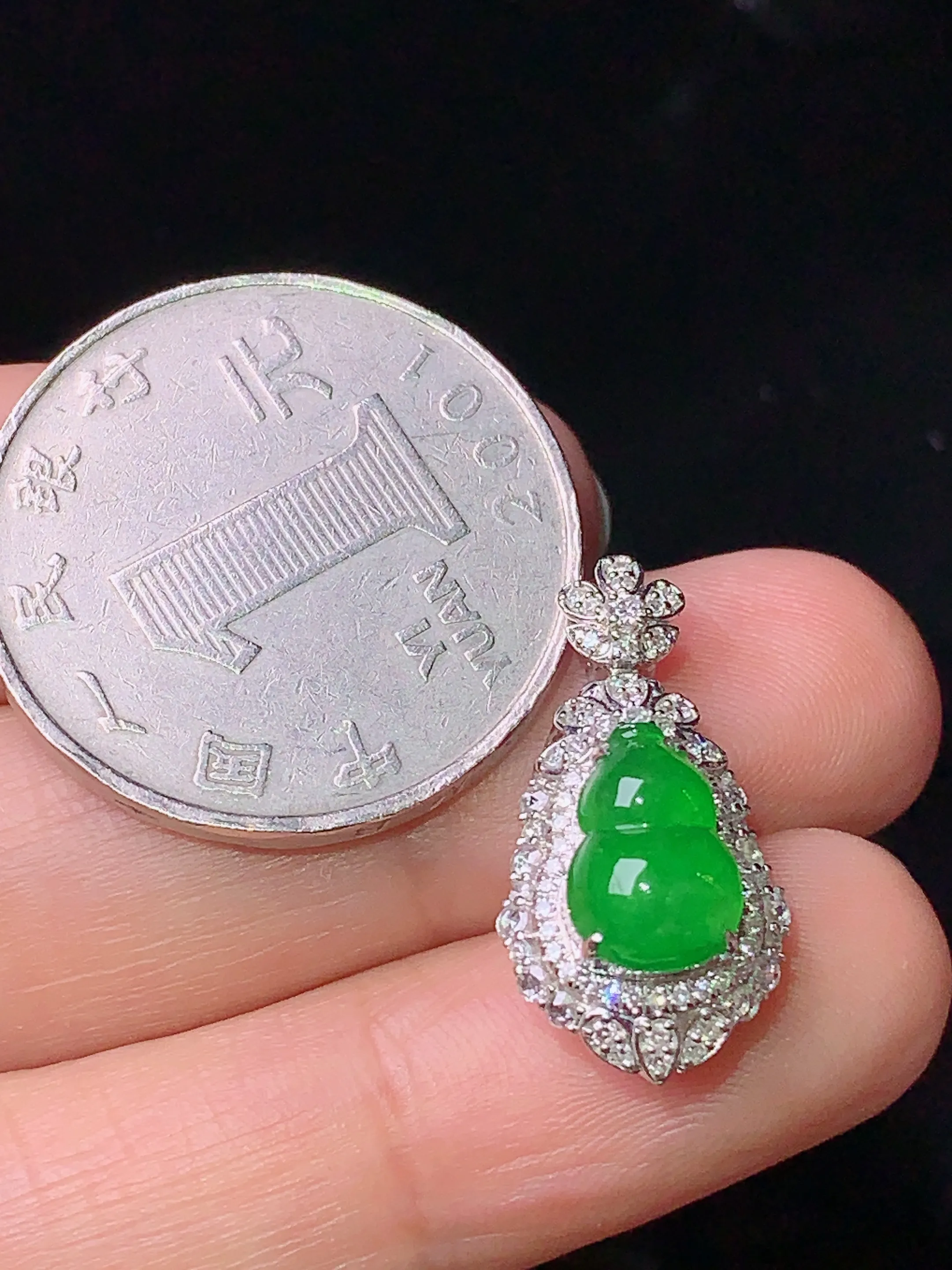18k金钻镶嵌翠绿葫芦戒指吊坠两用款 玉质细腻 色泽清新艳丽 圈口13.5 整体尺寸22.2*11.2*11.2