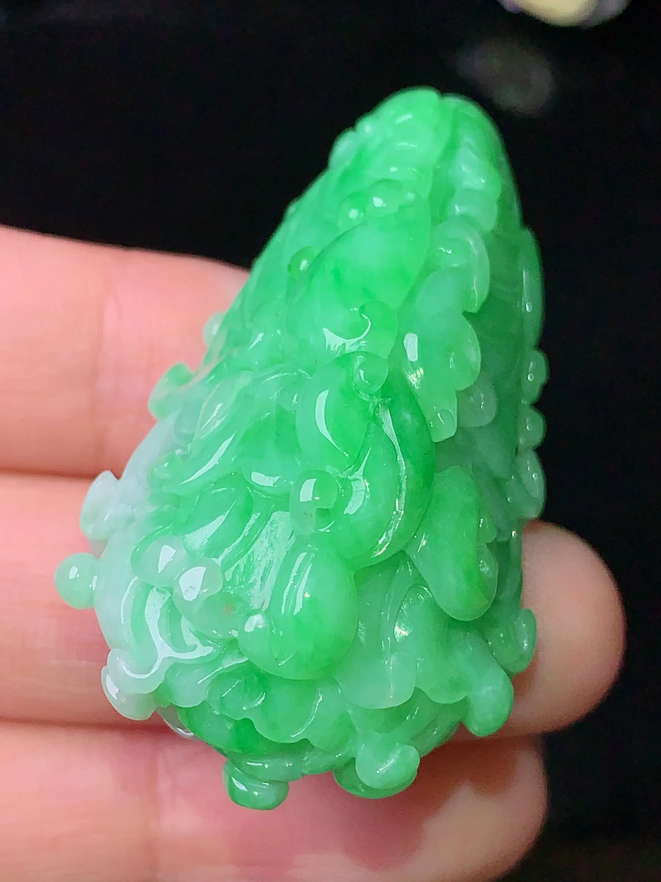 翠绿白菜吊坠 玉质细腻 色泽清新艳丽 整体尺寸45.2*25.7*17.5