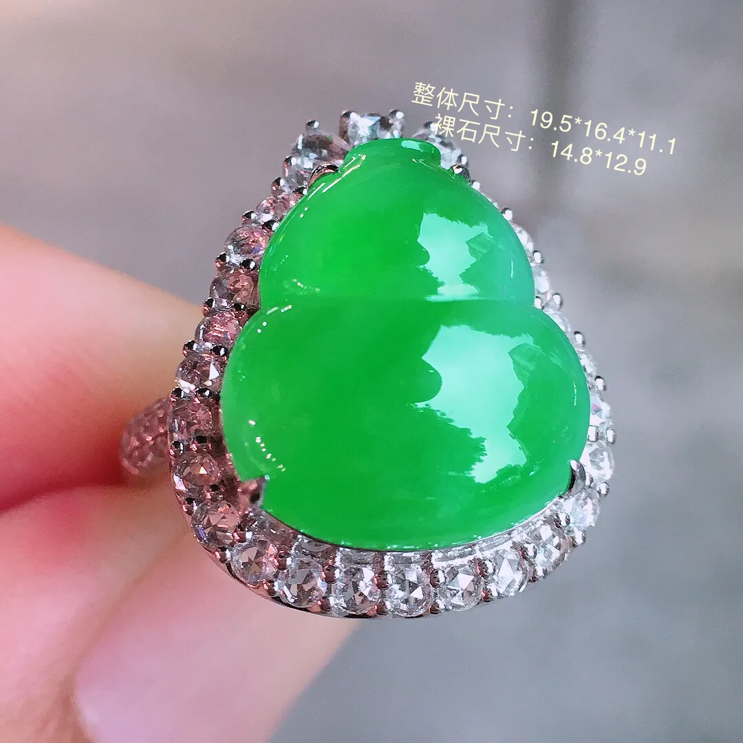 阳绿葫芦戒指，色泽均匀艳丽，玉质细腻，荧光感超
强，饱满圆润，气质满满。18k
金豪华镶嵌