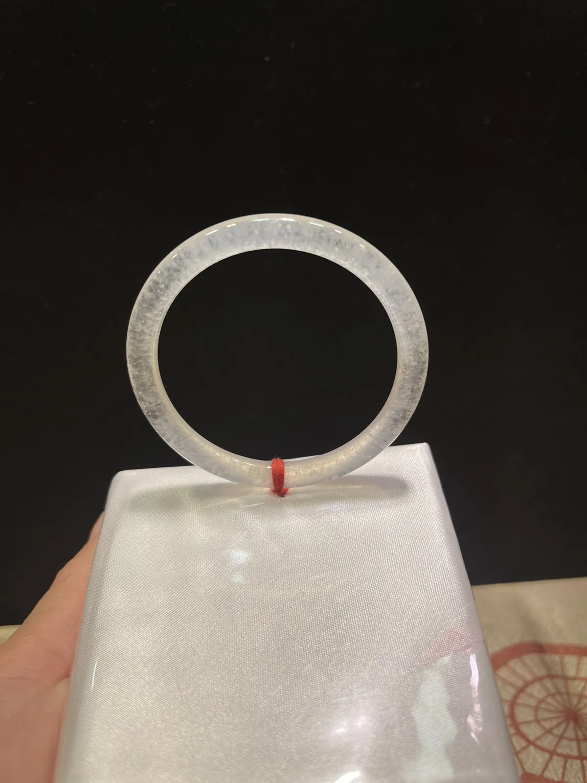 缅甸翡翠A货，白冰雪花棉手镯，小巧玲珑，上手效果非常棒，幸福长久。