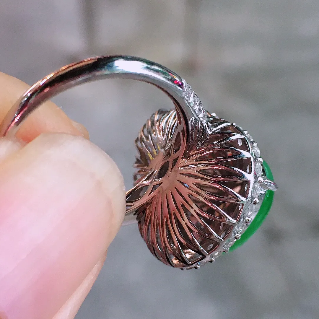 阳绿葫芦戒指，色泽均匀艳丽，玉质细腻，荧光感超
强，饱满圆润，气质满满。18k
金豪华镶嵌