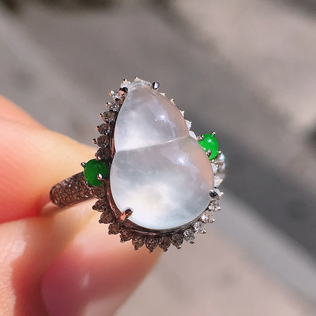 冰种葫芦戒指，玉质细腻，荧光感超
强，饱满圆润，气质满满。18k
金豪华镶嵌