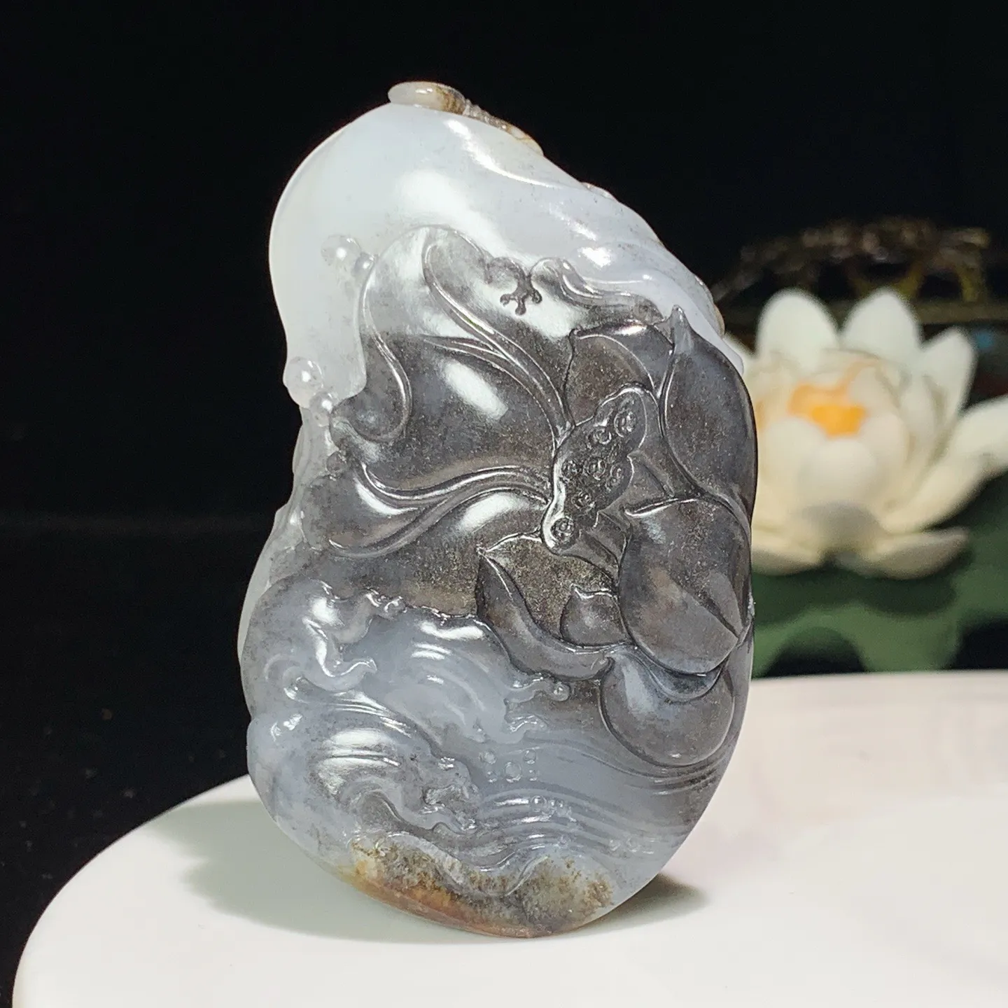 和田玉籽料青花遇贵人把件。尺寸69/42/13重60克 玉质细腻油润 底色纯净 脂粉好，品质好！lt250727