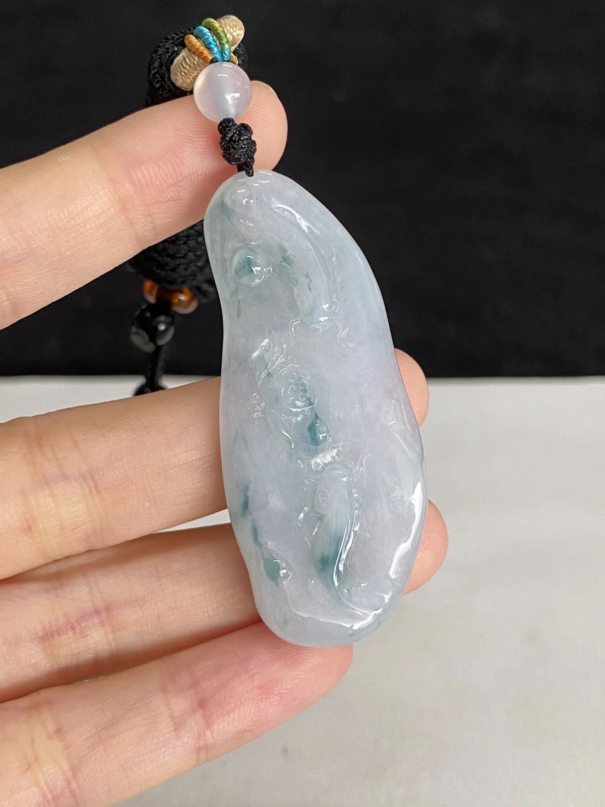 翡翠糯化种白色吊坠，“力争上游” 配珠未测